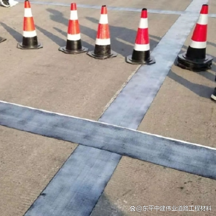東平瀝青路面自粘式防裂貼 道路工程養護中的裂縫修補專家